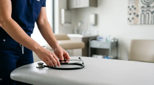 Consultation médicale privée rapide illustrant l'accès immédiat aux soins de santé