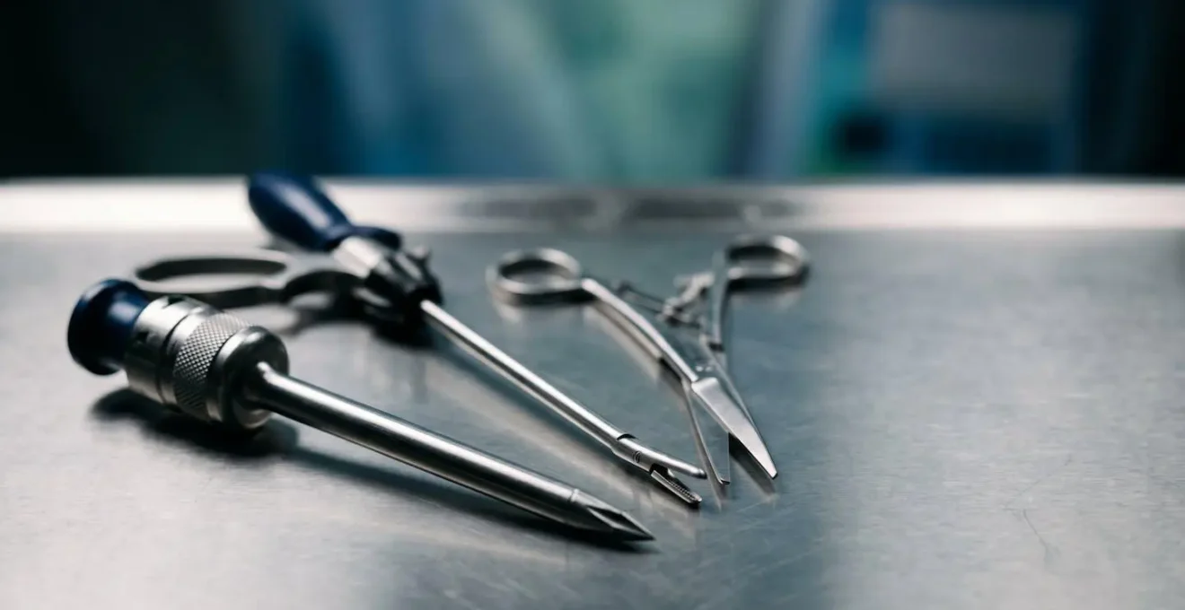 Instruments chirurgicaux de cœlioscopie dans un environnement opératoire moderne démontrant la précision de la technique mini-invasive