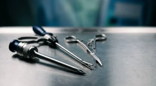 Instruments chirurgicaux de cœlioscopie dans un environnement opératoire moderne démontrant la précision de la technique mini-invasive