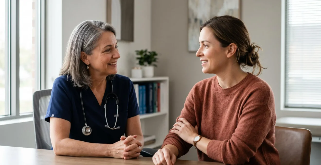 Consultation médicale avec échange attentif entre patient et médecin dans un environnement médical professionnel