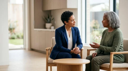 Discussion approfondie entre un patient et un professionnel de santé dans un environnement médical calme et rassurant